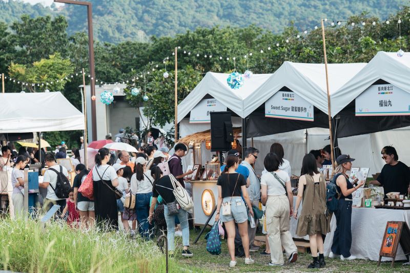 雙舞台唱經典、拚創作 新北綠生活音樂節50攤市集共襄盛舉 50 《圖說》現場同步打造集結40個特色攤位及10攤餐車的「綠生活市集」。〈文化局提供〉