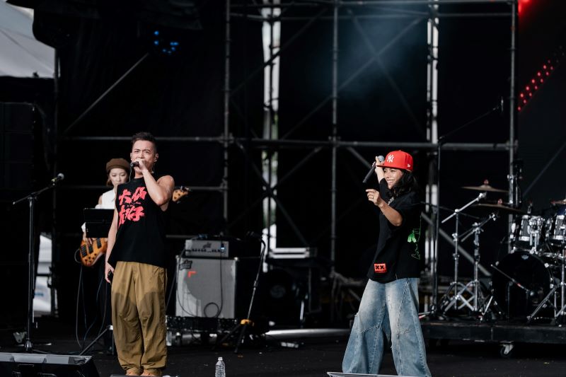 睽違4年回歸 新北綠生活音樂節經典金曲唱進新美館 14 《圖說》「2026新北市綠生活音樂節」今日熱鬧開唱,范逸臣、Saya張惠春接力登台。〈文化局提供〉