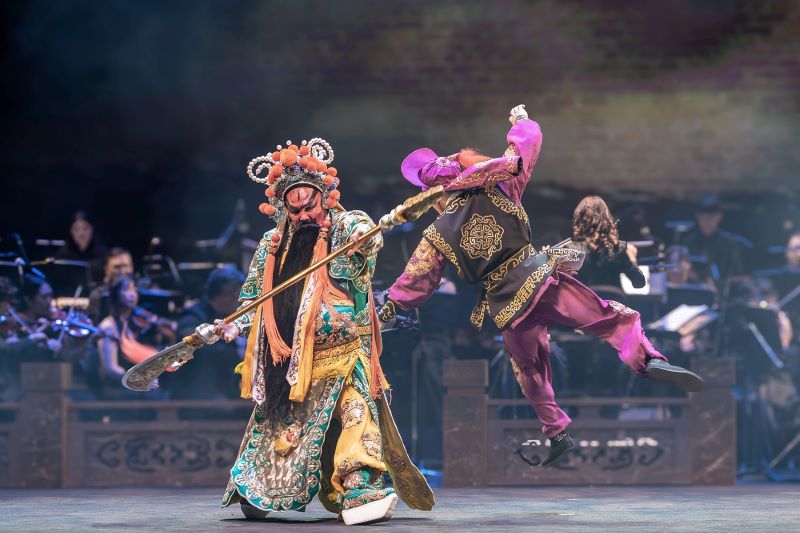 當武聖關公遇上交響樂 新莊10/17《英雄傳》震撼登台 20 《圖說》《英雄傳.武聖關公》融合西方管弦與東方戲曲,透過現代多媒體科技,帶來震撼的視聽饗宴。〈文化局提供〉