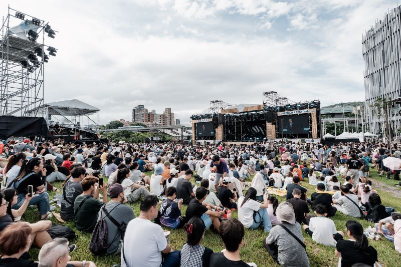 睽違4年回歸 新北綠生活音樂節經典金曲唱進新美館 15 《圖說》「2026新北市綠生活音樂節」熱鬧開唱,吸引民眾齊聚新北市美術館戶外園區。〈文化局提供〉