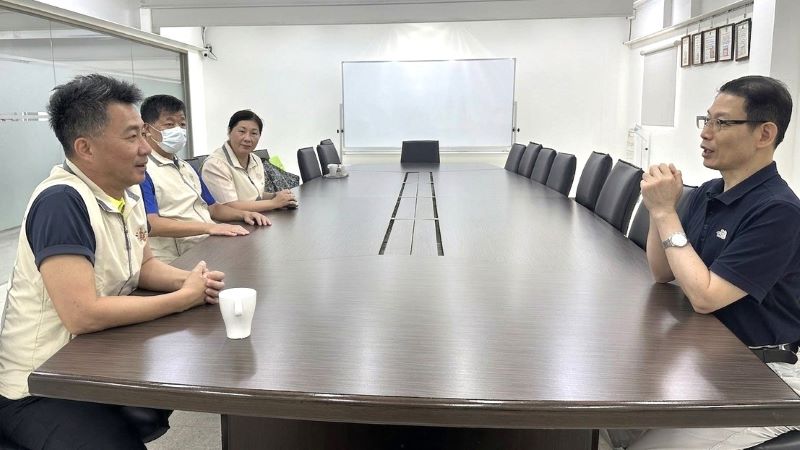 不只送物資更要顧急難 新北榮服處攜安得烈照顧榮民眷 6 《圖說》安德烈基金會執行長羅紹和將軍(右),與陳處長(左一)、楊副處長(右二)、總幹事(左三)深入討論食物箱等社福資源,強化公私協力鏈結。〈新北榮服處提供〉