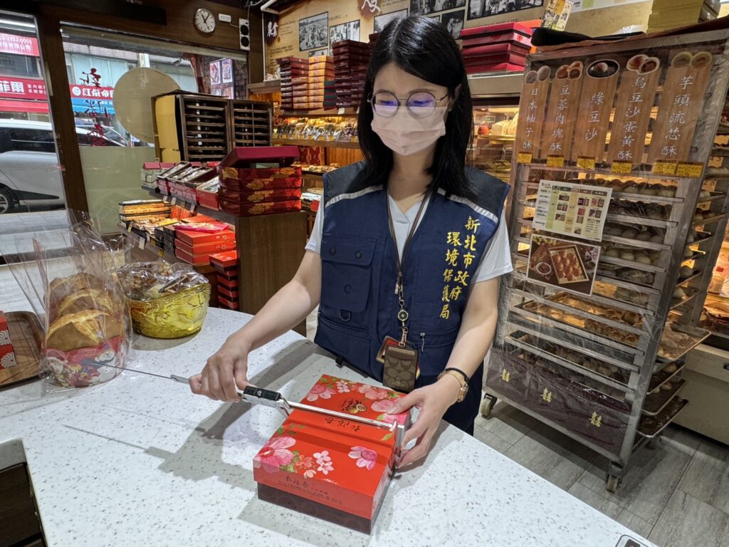 響應中秋綠色送禮! 新北抽查二百零三件禮盒全數合格 8 %E6%96%B0%E5%8C%97%E5%B8%82%E7%92%B0%E4%BF%9D%E5%B1%80%E6%96%BC%E7%AF%80%E5%89%8D%E8%87%B3%E8%BD%84%E5%85%A7%E5%90%84%E5%A4%A7%E8%B3%A3%E5%A0%B4%E3%80%81%E7%99%BE%E8%B2%A8%E5%85%AC%E5%8F%B8%E5%8F%8A%E7%A6%AE%E7%9B%92%E8%B2%A9%E5%94%AE%E9%96%80%E5%B8%82%E9%80%B2%E8%A1%8C%E3%80%8C%E9%99%90%E5%88%B6%E7%94%A2%E5%93%81%E9%81%8E%E5%BA%A6%E5%8C%85%E8%A3%9D%E3%80%8D%E9%9A%A8%E6%A9%9F%E7%A8%BD%E6%9F%A5