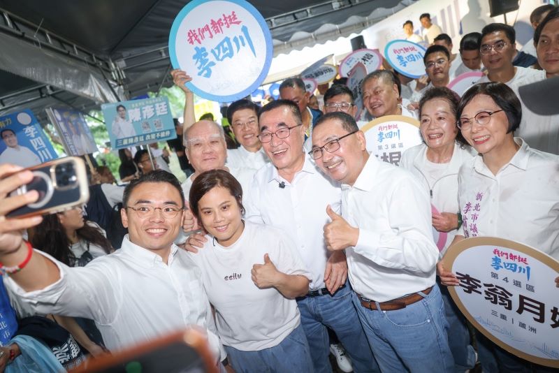 《圖說》45位跨黨派議員候選人陪同李四川登記參選，眾人高喊「新北要接棒，侯李好市長」，展現不分顏色、力挺做事的人李四川。〈李辦提供〉
