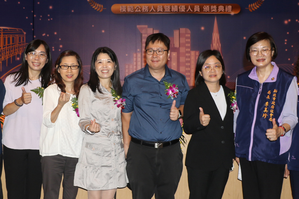 新北社福團隊五人獲侯友宜市長表揚 張艾寧、張珮琳、林姿伶獲模範人員 許紋諪、余家榮獲績優人員肯定 18 %E6%9D%8E%E7%BE%8E%E7%8F%8D%E5%B1%80%E9%95%B7%E5%90%915%E4%BD%8D%E7%8D%B2%E7%8D%8E%E5%90%8C%E4%BB%81%E9%BC%93%E5%8B%B5%E5%8F%B32%E8%B5%B7%E5%BC%B5%E8%89%BE%E5%AF%A7%E3%80%81%E4%BD%99%E5%AE%B6%E6%A6%AE%E3%80%81%E6%9E%97%E5%A7%BF%E4%BC%B6%E3%80%81%E8%A8%B1%E7%B4%8B%E8%AB%AA%E3%80%81%E5%BC%B5%E7%8F%AE%E7%90%B3