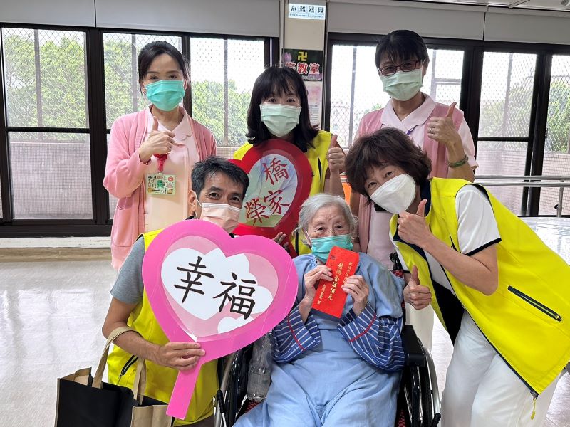 《圖說》板橋榮家主任陳桂美〈右〉偕輔導組同仁，前往蘇澳、員山分院探視住院榮民，致贈中秋節慰問金，提前送上佳節祝福。〈板橋榮家提供〉