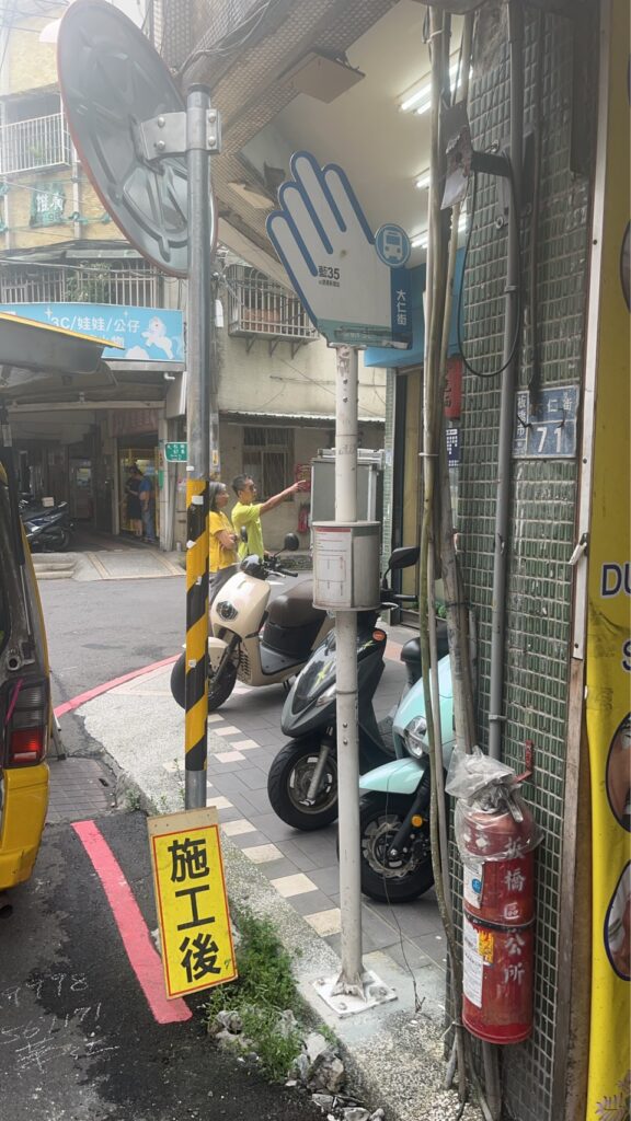 站牌損壞通報即處理 新北交通局籲公車站十公尺內勿臨停 12 %E6%9D%BF%E6%A9%8B%E5%8D%80%E3%80%8C%E5%A4%A7%E4%BB%81%E8%A1%97%E3%80%8D%E5%85%AC%E8%BB%8A%E7%AB%99%E7%89%8C%E6%97%A5%E5%89%8D%E9%81%AD%E8%BB%8A%E8%BC%9B%E6%92%9E%E6%93%8A%EF%BC%8C%E4%BA%A4%E9%80%9A%E5%B1%80%E5%B7%B1%E6%B4%BE%E5%93%A1%E4%BF%AE%E5%BE%A9