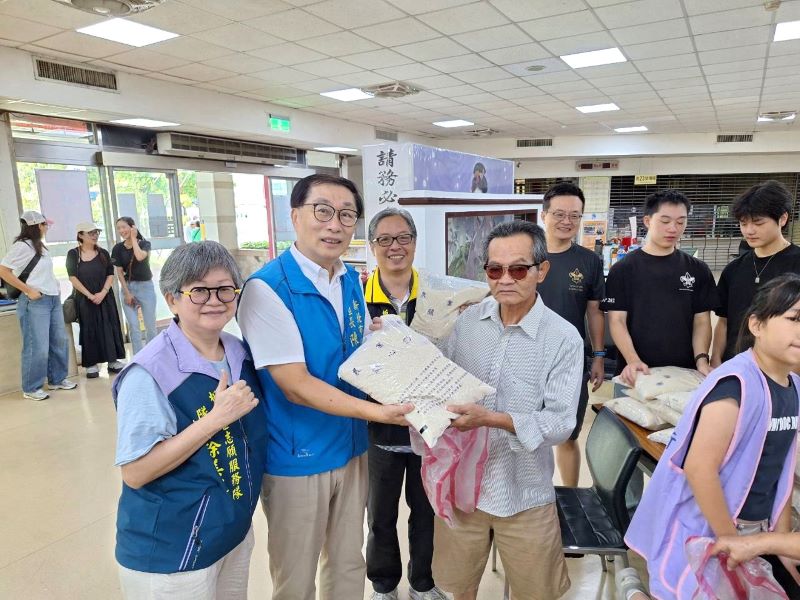 板橋送愛心米  每戶15公斤陪近萬弱勢戶過中秋