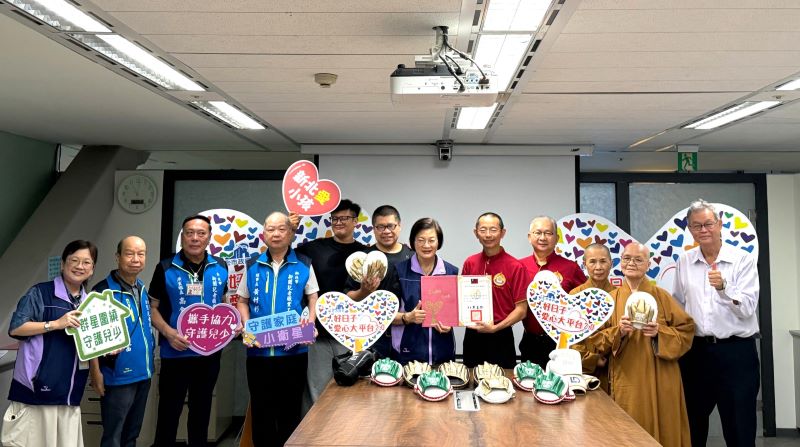 《圖說》世界佛教正心會贈拳擊手靶，幫助樂窩小衛星培育兒少拳擊人才，新北市社會局李美珍局長頒發感謝狀給該會。〈正心會提供〉