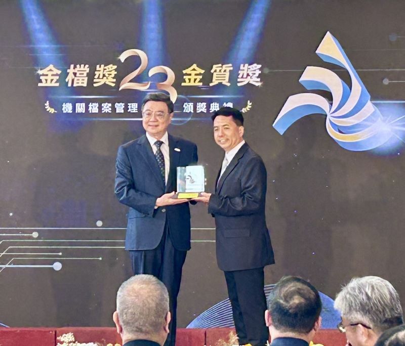 《圖說》典藏淡水歲月！淡水戶政榮獲第23屆金檔獎地方組前三強，淡水戶所蘇源興主任〈右〉代表受獎。〈民政局提供〉