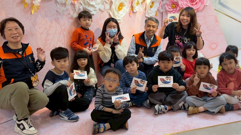 《圖說》淡水戶所推出多款特色文宣出版品，將檔案知識融入生活。〈民政局提供〉