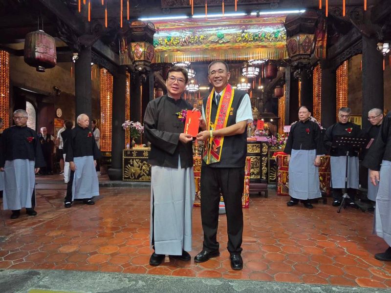 北台灣媽祖文化節登場 新莊慈祐宮三獻古禮祈國泰民安 35 《圖說》2026北臺灣媽祖文化節「三獻古禮大典」副市長劉和然致贈香油錢。〈民政局提供〉
