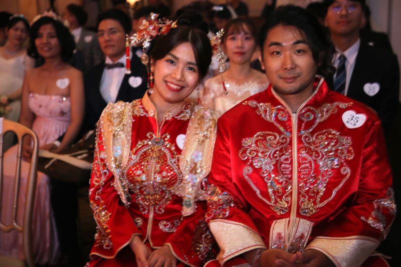 新北百對新人牽手步紅毯  侯友宜見證「我願意」