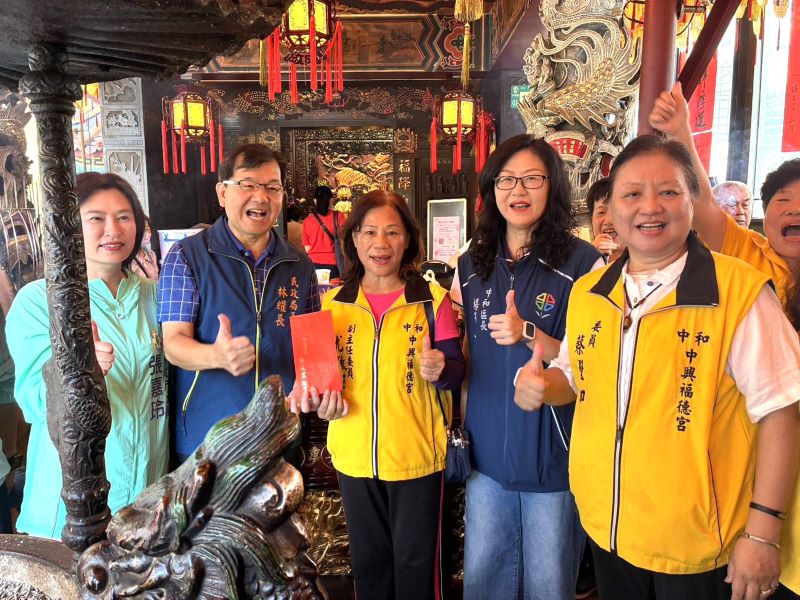 《圖說》民政局長林耀長〈左二〉於中和中興福德宮參拜祈福，並發放結緣品。〈民政局提供〉