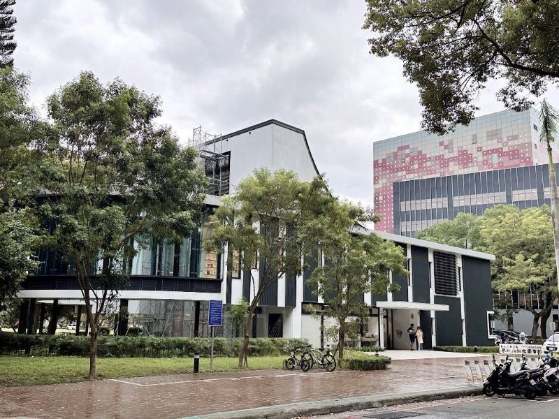 捐4500萬建林口圖書館 侯友宜親頒李鵬雄榮譽市民證 14 《圖說》林口區李科永紀念圖書館,緊鄰林口社區運動公園(小熊公園),空間設計與公園綠地融合。〈民政局提供〉
