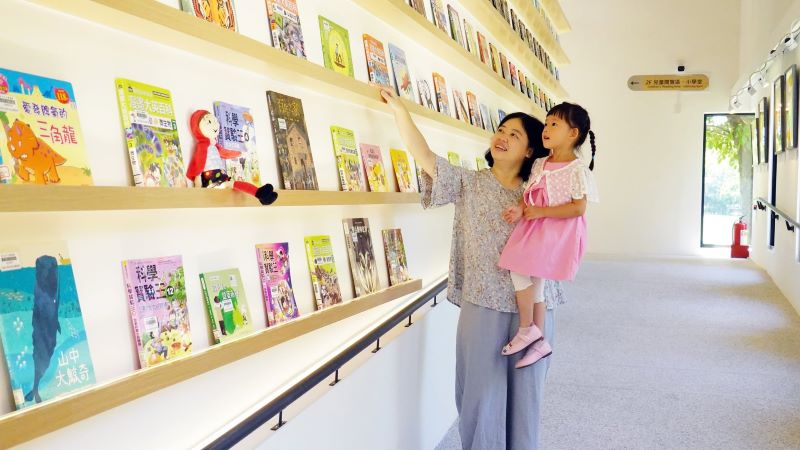 捐4500萬建林口圖書館 侯友宜親頒李鵬雄榮譽市民證 13 《圖說》圖書館除了提供豐富藏書,也兼顧兒童閱讀、親子共學與社區交流。〈民政局提供〉