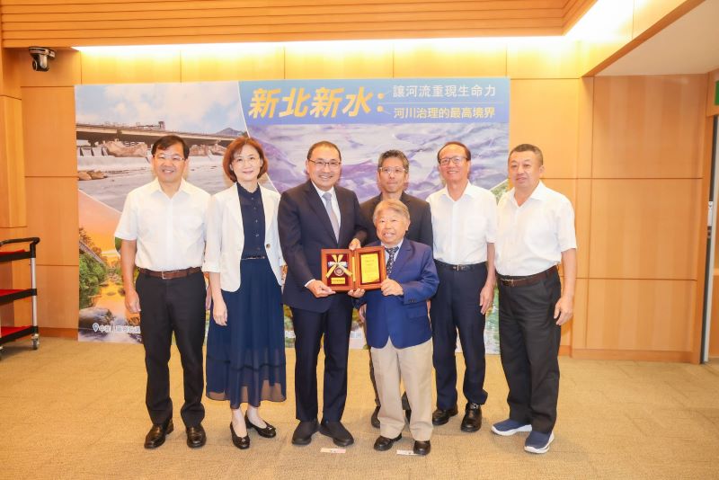 捐4500萬建林口圖書館 侯友宜親頒李鵬雄榮譽市民證 11 《圖說》市長侯友宜親自頒發榮譽市民證書予財團法人李科永文教基金會董事長李鵬雄,並致贈專屬「新北星耀榮譽勳章」,感謝李董事長長期深耕公益,左一民政局長林耀長。〈民政局提供〉