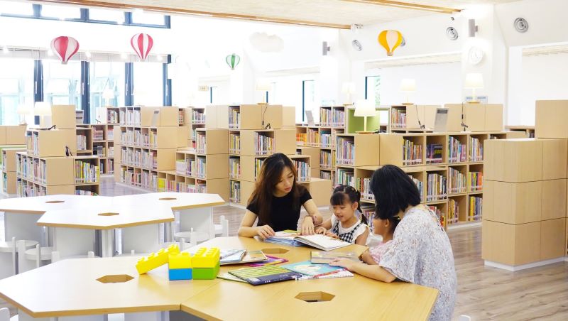 捐4500萬建林口圖書館 侯友宜親頒李鵬雄榮譽市民證 12 《圖說》圖書館通透的大空間,打造「日光閱讀區」提供自然日光與戶外綠植帶來的清新感受。〈民政局提供〉