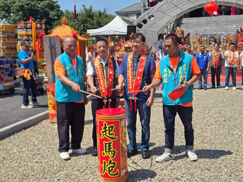 鶯歌玄受宮入火安座二載遶境 林耀長點起馬炮祈地方平安