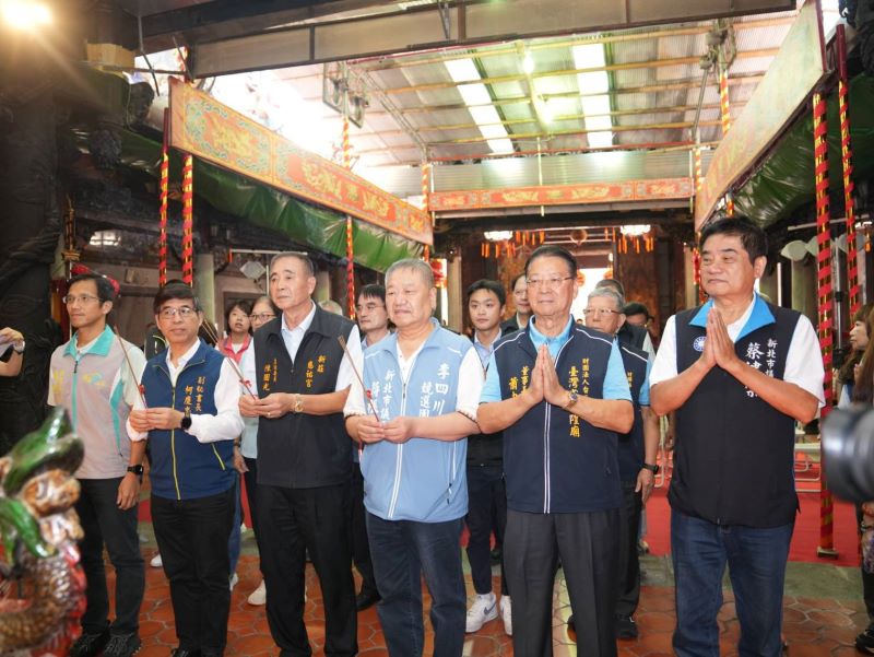 《圖說》新莊慈祐宮今年適逢建廟340周年，2026北臺灣媽祖文化節貴賓們參拜祈福。〈民政局提供〉