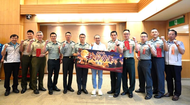 感謝國軍投入救災、守護地方 新北中秋勞軍致贈慰勞金 13 《圖說》市長侯友宜今日在市政會議中慰勞國軍,致贈慰勞金給9個國軍單位,感謝官兵平時協助地方事務、災害防救及各項市政任務,左一民政局長林耀長。〈民政局提供〉