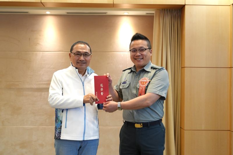 感謝國軍投入救災、守護地方 新北中秋勞軍致贈慰勞金 14 《圖說》侯友宜市長致贈慰勞金給9個國軍單位,感謝官兵平時協助地方事務及市政任務。〈民政局提供〉