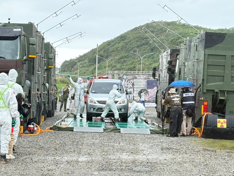 核安演習跨萬里、石門 700人實兵演練從疏散到除污 5 《圖說》115年核安第32號演習車輛除污作業。〈消防局提供〉