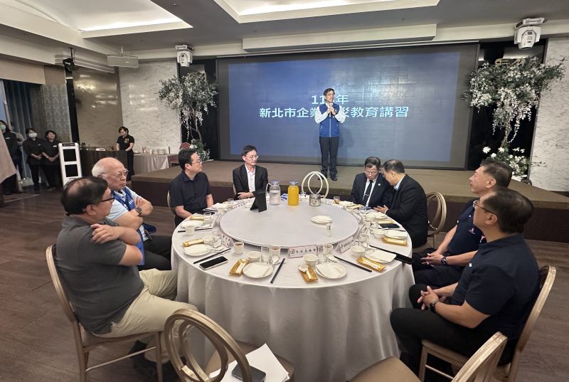 《圖說》新北市政府企業防災教育講習，由副秘書長柯慶忠主持。〈消防局提供〉