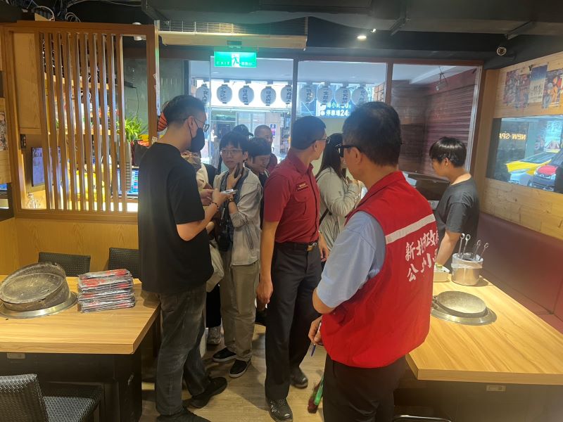 《圖說》新北公安小組率隊前往板橋曾發生火警之燒烤店執行聯合稽查。〈消防局提供〉