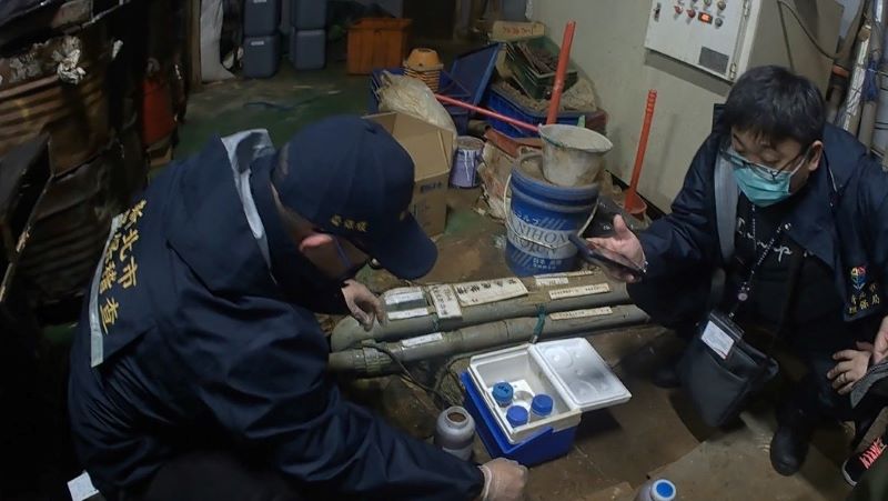 樹林電鍍廠偷排重金屬廢水 新北夜襲查獲、公安聯手拆違建 5 《圖說》環保局於現場依法採集廢水水樣,進行初步檢測與後續送驗。〈環保局提供〉