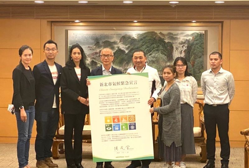 新北環境8年翻轉到淨零 侯友宜:永續沒有終點 7 《圖說》「淨零轉型 城市前行」-侯友宜市長率先簽署「新北市氣候緊急宣言」,宣示面對氣候變遷的決心。〈環保局提供〉