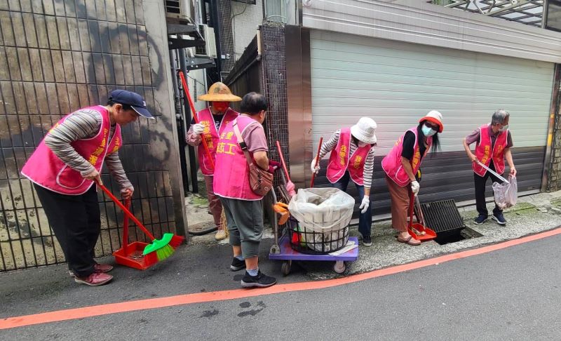 新北環境8年翻轉到淨零 侯友宜:永續沒有終點 6 《圖說》「乾淨城市 美好日常」-里環境認證累計826個績優里,環保志工共同投入環境清潔。〈環保局提供〉