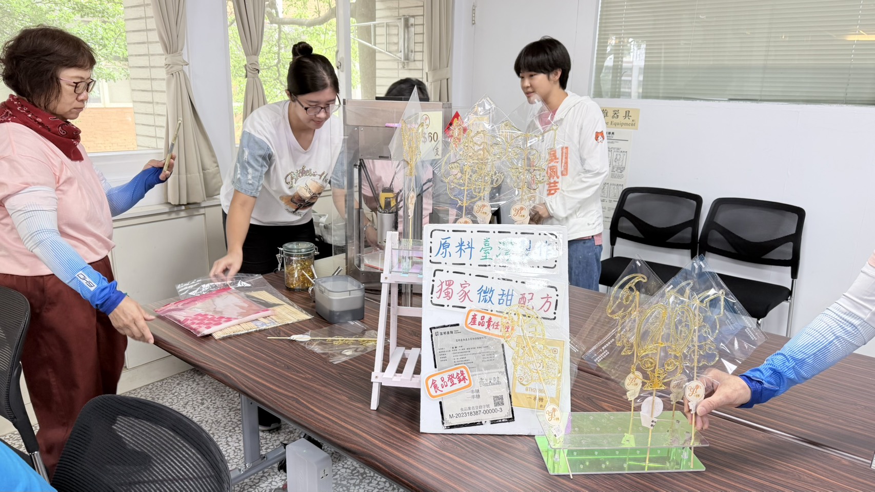 當AI遇上畫糖 嶺東樂齡大學甜蜜開學 6 %E7%94%B1%E3%80%8C%E4%B8%80%E4%B8%B2%E7%B3%96%E5%B7%A5%E4%BD%9C%E5%9D%8A%E3%80%8D%E5%B8%B6%E4%BE%86AI%E7%95%AB%E7%B3%96%E9%AB%94%E9%A9%97