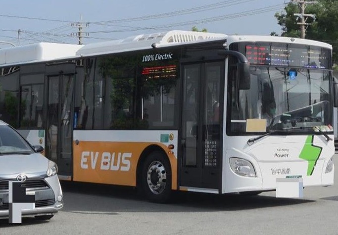 男子公車亮菜刀乘客驚嚇         司機火速將車開往派出所