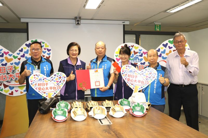 助弱勢兒少 正心會捐拳擊手靶 新北記者工會贈急難救助金 8 《圖說》李美珍局長代表侯友宜市長回贈感謝狀給新北市新聞記者職業工會理事長黃村杉(左3)。〈社會局提供〉