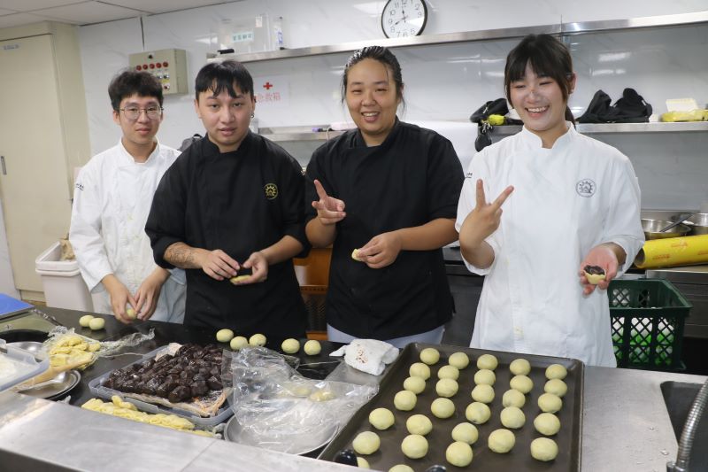 《圖說》黎明烘焙社長廖立雯（右起）和周韋君等人對於能學以致用，非常開心，兩人將來都想開烘焙坊。〈社會局提供〉