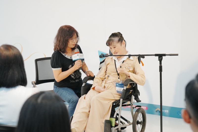 《圖說》學員王雅瑩在成果發表會中分享生命故事。〈社會局提供〉