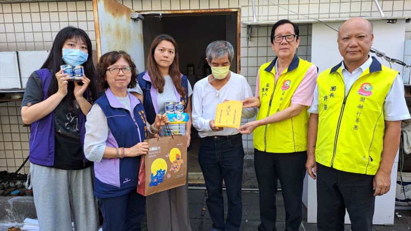 《圖說》社會局副局長許秀能（左2）、圓融行善團長許誥（右1）、監察人陳安正（右2）等人，將善款交付予曾男及社福中心，按月提撥1萬元幫助度過難關。左1為社工吳雨函。左3為新莊社福中心主任高涓娟。〈社會局提供〉