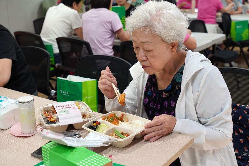 《圖說》此次考量長者飲食特性，在餐點口味、份量及軟硬度上適度調整。〈社會局提供〉