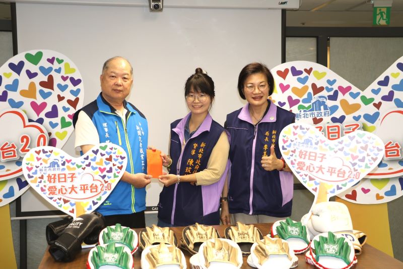 助弱勢兒少 正心會捐拳擊手靶 新北記者工會贈急難救助金 5 《圖說》新北市新聞記者職業工會理事長黃村杉代表捐贈1萬元給板橋第二社福中心做為急難救助使用,由中心主任陳玟伶代表受贈。〈社會局提供〉