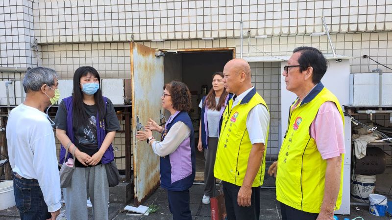 《圖說》社會局副局長許秀能鼓勵曾男，要讓子女持續接受早療，社會局均有補助。〈社會局提供〉