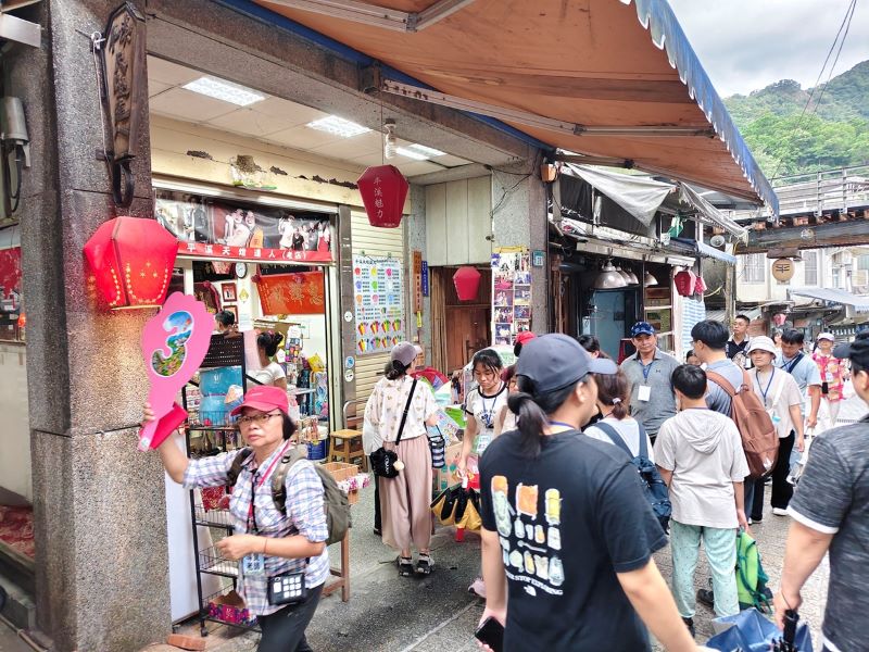《圖說》疫情後平溪觀光產業逐步回溫，天燈的施放數量也連年遞增。〈經發局提供〉