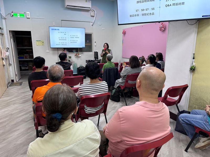 《圖說》芥菜種會失智據點「五股助人網中心」舉辦「延緩失智居家陪伴志工培訓計畫」說說明會，吸引社區民眾參與。〈芥菜種會提供〉