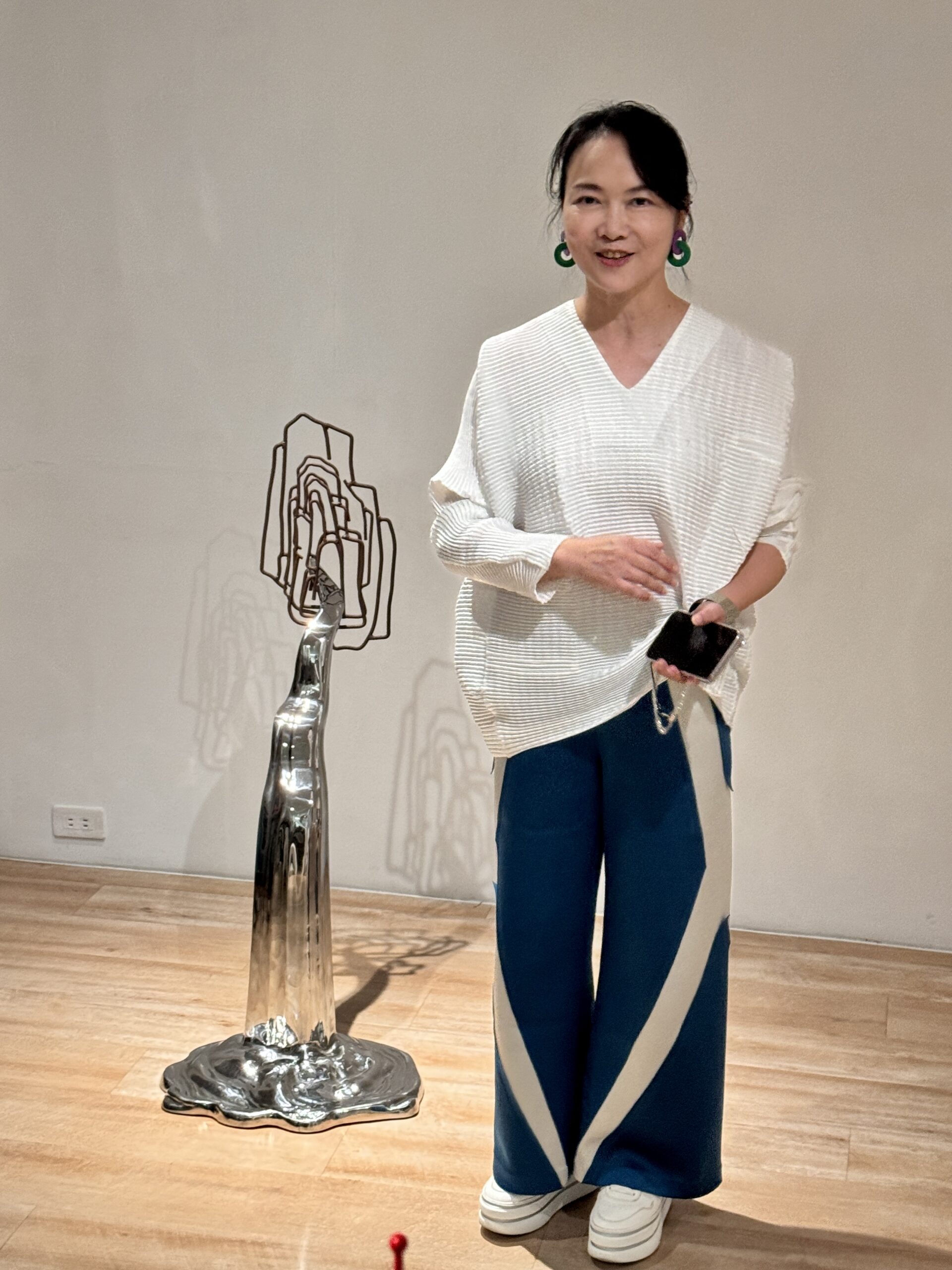 廖迎晰•鄭皓仁《化境∞無界》雙人展亞洲巡迴展首站 台中科元畫廊揭幕 32 %E8%97%9D%E8%A1%93%E5%AE%B6%E5%BB%96%E8%BF%8E%E6%99%B0%E5%92%8C%E5%A5%B9%E5%B1%95%E5%87%BA%E7%9A%84%E4%B8%8D%E9%8A%B9%E9%8B%BC%E5%8F%8A%E9%90%B5%E4%BD%9C%E3%80%88%E5%B9%BB%E5%B1%B1%E6%B0%B4%E3%80%89%E3%80%82 scaled