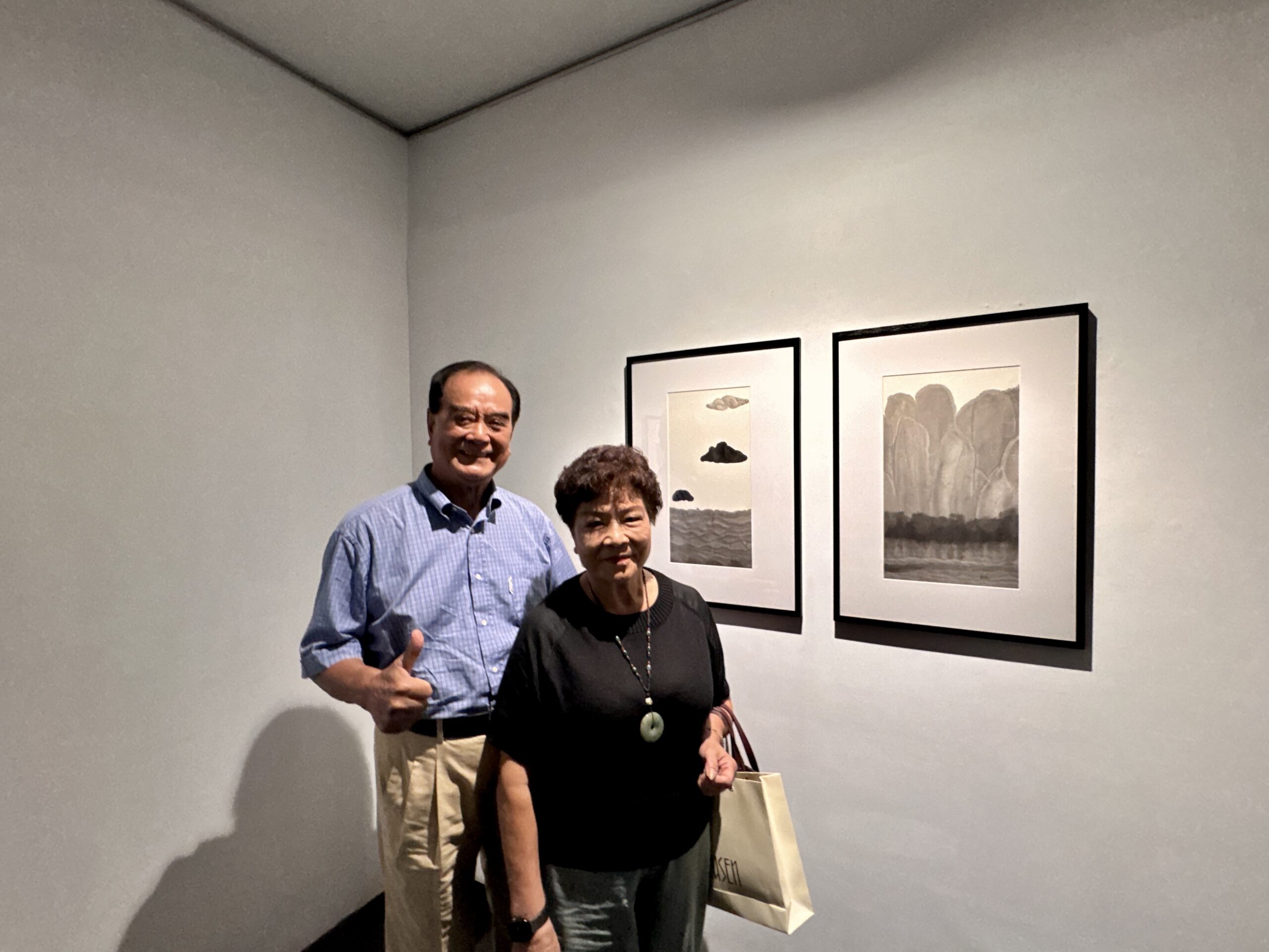 廖迎晰•鄭皓仁《化境∞無界》雙人展亞洲巡迴展首站 台中科元畫廊揭幕 31 %E8%97%9D%E8%A1%93%E5%AE%B6%E9%84%AD%E7%9A%93%E4%BB%81%E7%9A%84%E9%9B%99%E8%A6%AA%E8%88%87%E5%85%92%E5%AD%90%E5%B1%95%E5%87%BA%E7%9A%84%E6%B0%B4%E5%A2%A8%E4%BD%9C%E5%93%81%E5%90%88%E5%BD%B1%E3%80%82 scaled