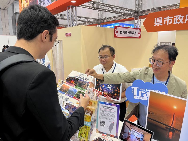 《圖說》新北市觀旅局長楊宗珉〈右〉為業者介紹新北市最新建設與知名活動。〈觀旅局提供〉