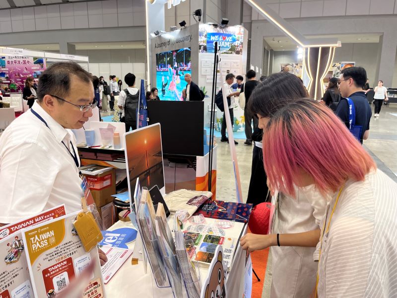 《圖說》日本業者至新北市觀旅局攤位詢問新北市旅遊資訊及領取活動文宣品。〈觀旅局提供〉