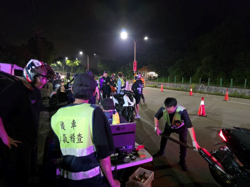《圖說》路檢勤務同步結合環保局「靖音專案」，讓一次路檢勤務發揮多重執法效益。〈警察局提供〉