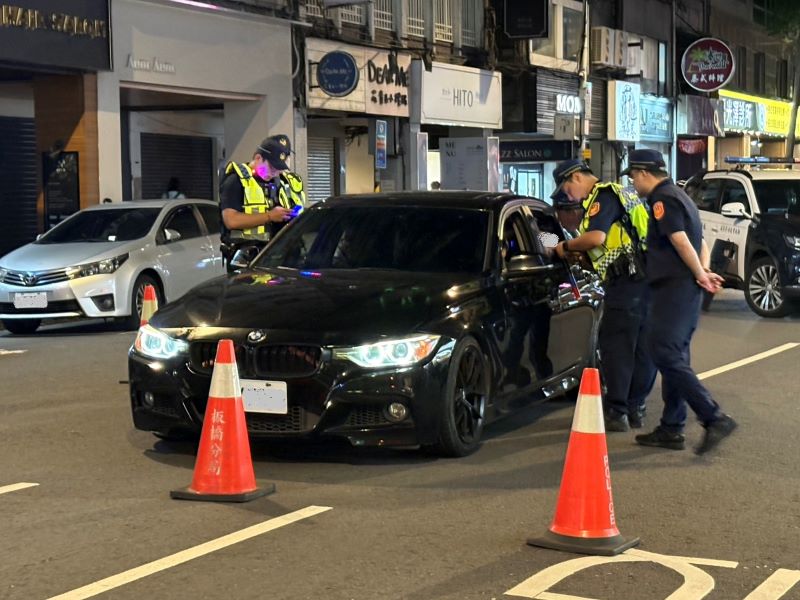 《圖說》新北警持續強化毒酒駕防制，昨日晚間發動第七波全市同步取締毒酒駕專案勤務。〈警察局提供〉