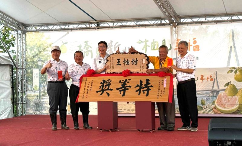 文旦飄香八里左岸 新北柚王李春益40年種柚摘雙冠 24 《圖說》八里區李春益(右二)不僅在區級評鑑中獲得「幸福果饌評鑑」冠軍及「甜柚王」,更在新北市級評鑑勇奪「特等獎」及「甜柚王」雙項殊榮。〈農業局提供〉