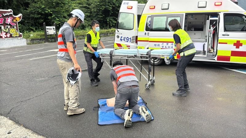 國家防災日新北水保走入社區 從警戒到撤離居民自己來 6 《圖說》石碇區永定里實作演練模擬OHCA及救護。〈農業局提供〉